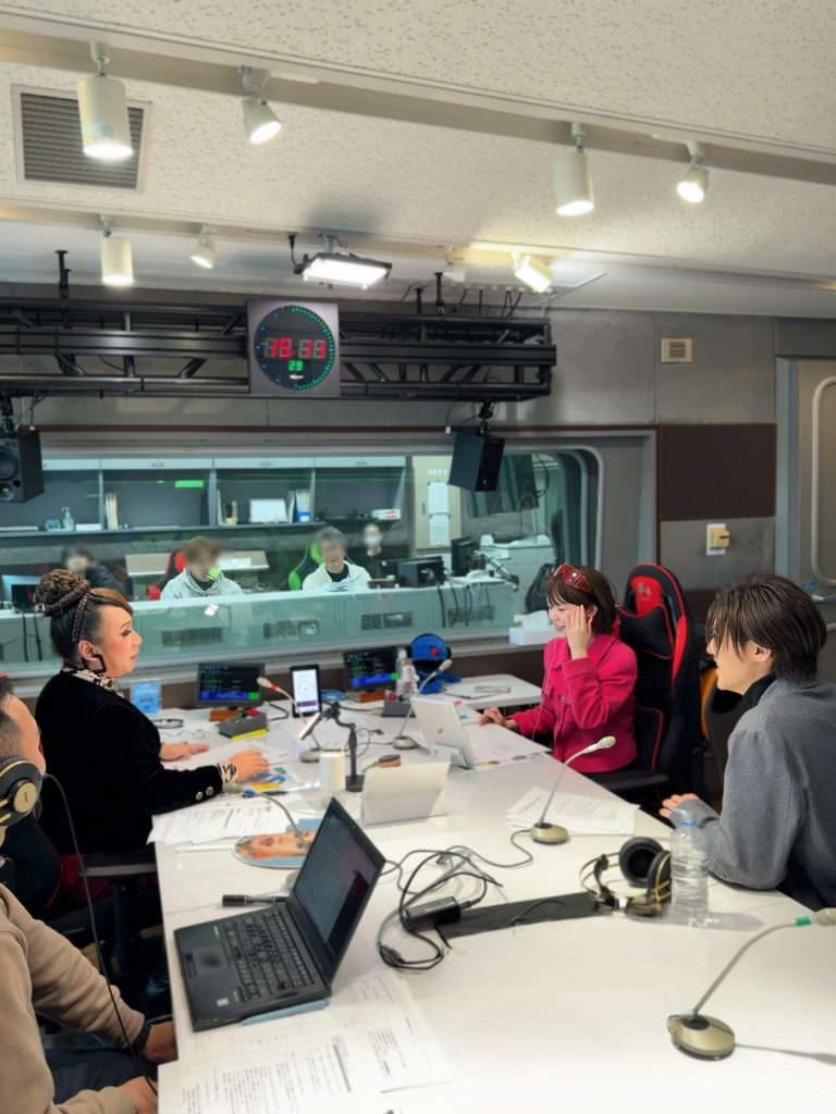 スタジオで話す出演者たち