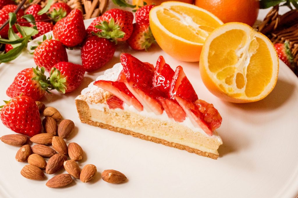 「イチゴとアーモンドババロアのタルト ～ホワイトチョコレート風味～」（piece　1198円、whole　25cm　1万1988円）　販売期間：2026年1月13日（火）～1月19日（月）