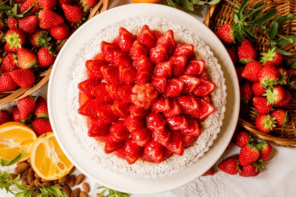 「イチゴとアーモンドババロアのタルト ～ホワイトチョコレート風味～」（piece　1198円、whole　25cm　1万1988円）　販売期間：2026年1月13日（火）～1月19日（月）