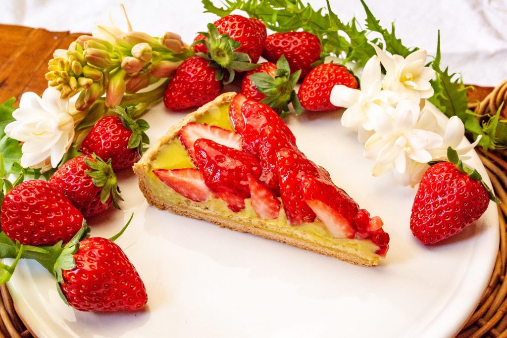 「宮城県山元町 山元いちご農園の“にこにこベリー”とピスタチオカスタードのタルト」（piece　1296円、whole　25cm　1万2960円）　販売期間：2026年1月13日（火）～1月19日（月）