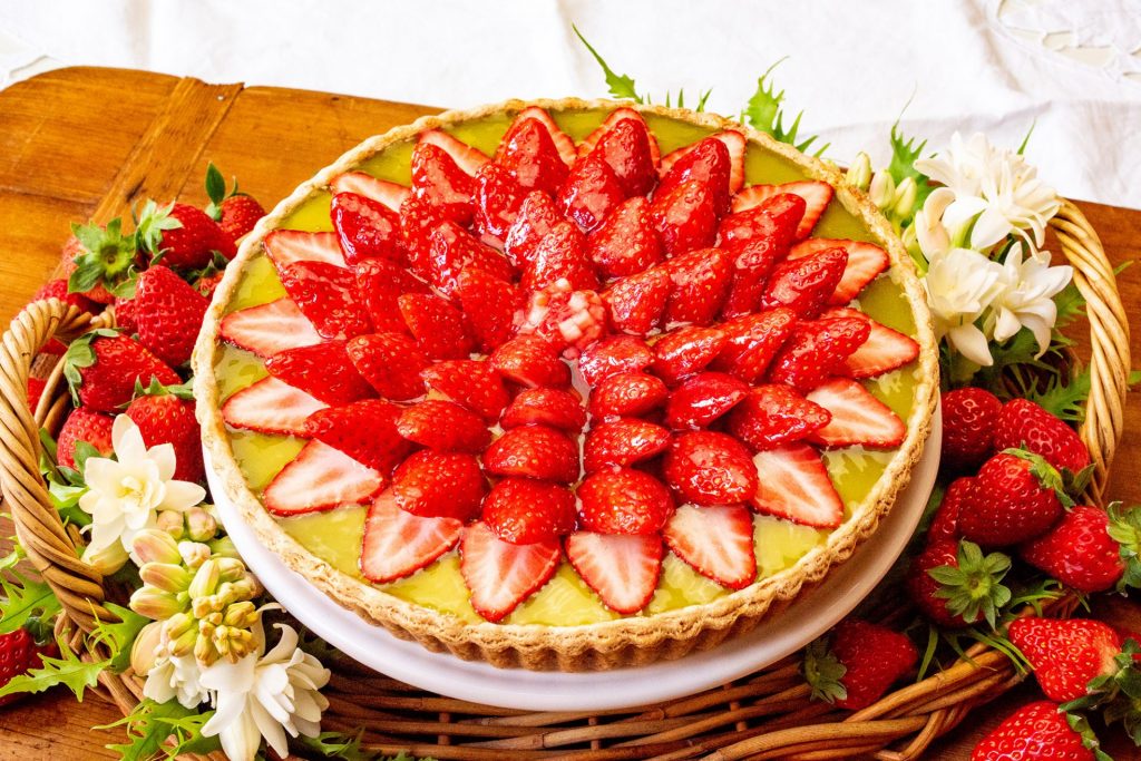 「宮城県山元町 山元いちご農園の“にこにこベリー”とピスタチオカスタードのタルト」（piece　1296円、whole　25cm　1万2960円）　販売期間：2026年1月13日（火）～1月19日（月）