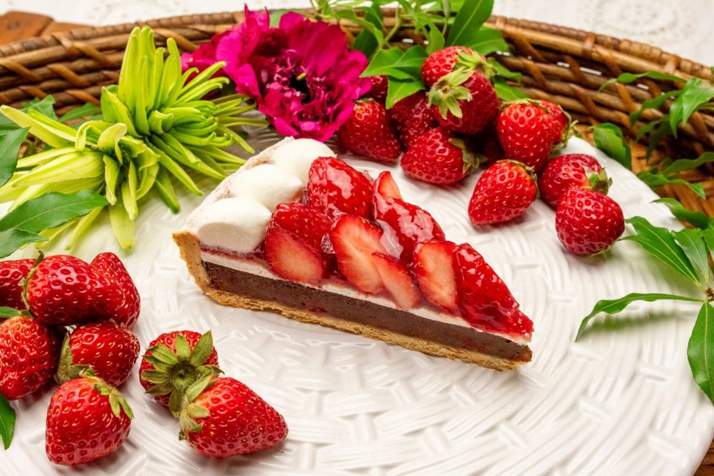 「イチゴとテリーヌショコラのタルト」（piece　1090円、whole　25cm　1万3089円）　販売期間：2025年1月13日（火）～2月8日（日）