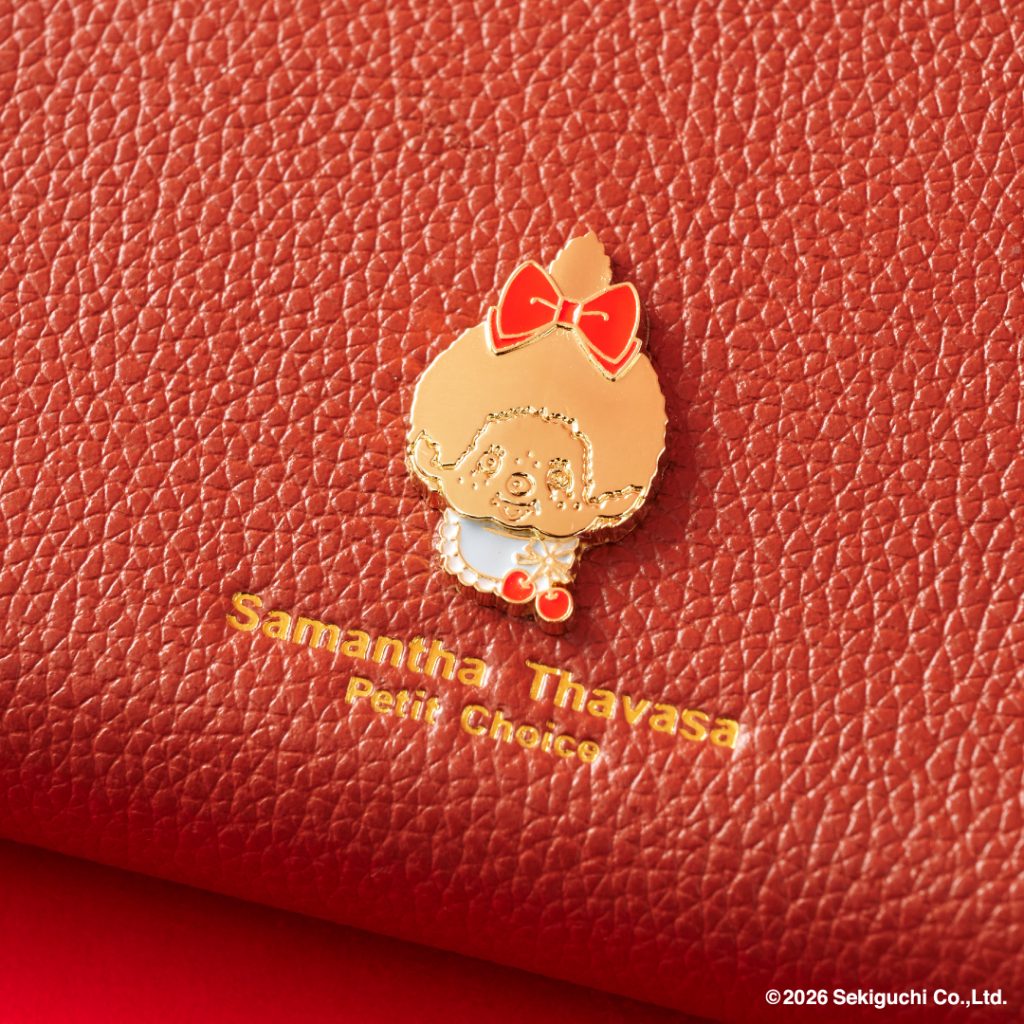 フロントには、オリジナルのリボンとスタイをつけた「モンチッチちゃん」の金具を使用。