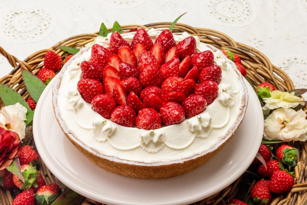 新作「イチゴミルクのタルト」（piece　1090円、whole　21cm　1万908円）　販売期間：1月13日（火）～1月19日（月）