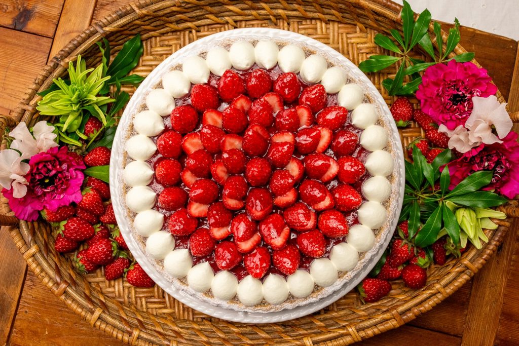 「イチゴとテリーヌショコラのタルト」（piece　1090円、whole　25cm　1万3089円）　販売期間：2025年1月13日（火）～2月8日（日）