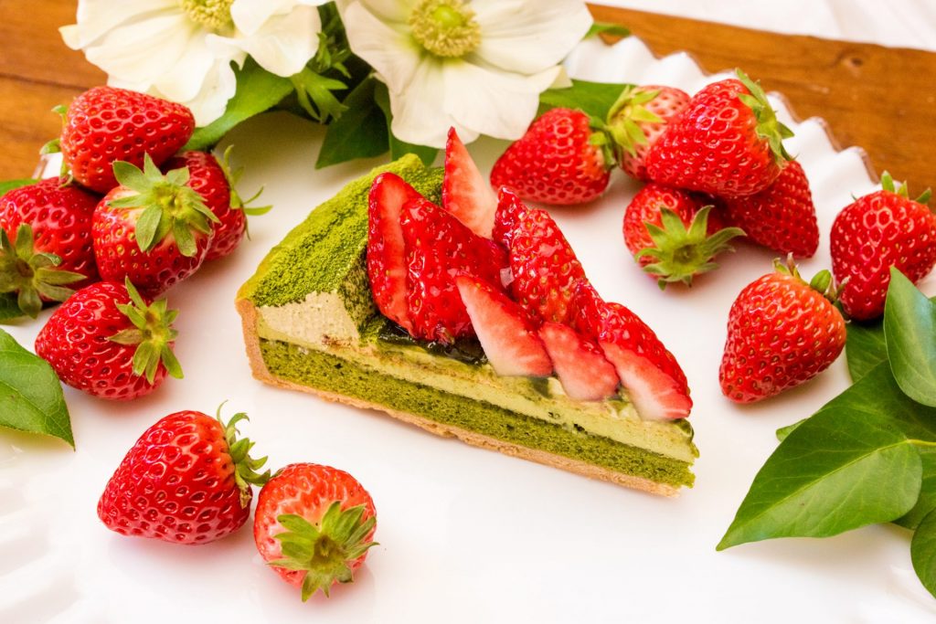 「抹茶とイチゴのタルト」（piece　1090円、whole　25cm　1万908円）　販売期間：2025年12月1日（月）～1月19日（月）