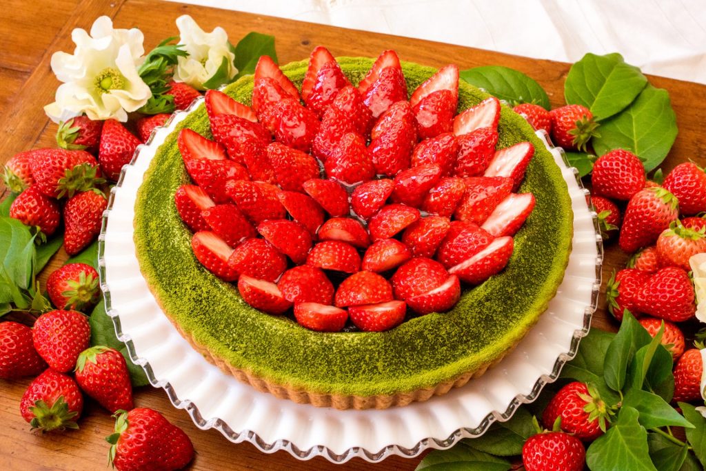 「抹茶とイチゴのタルト」（piece　1090円、whole　25cm　1万908円）　販売期間：2025年12月1日（月）～1月19日（月）