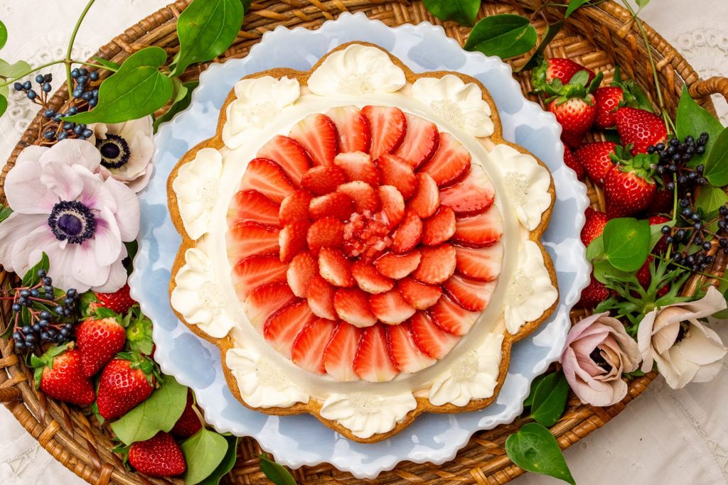 「輪花型 福岡うるう農園産 “あまおう”のフリルクリームのタルト」（piece　1393円、whole　25cm　1万3932円）　販売期間：2026年1月13日（火）～1月19日（月）