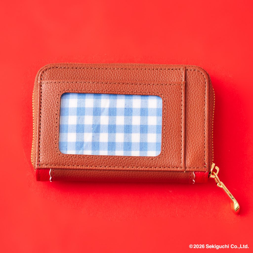 マルチケースの背面にはICカードなどが収納ができるポケット付き。