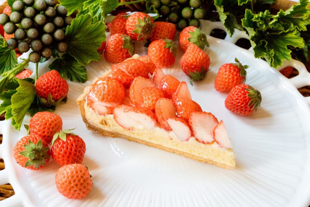 「静岡県産 “桃薫（とうくん）” のタルト」（piece　1598円、whole　25cm　1万5984円）　販売期間：2025年12月26日（金）～2月15日（日）