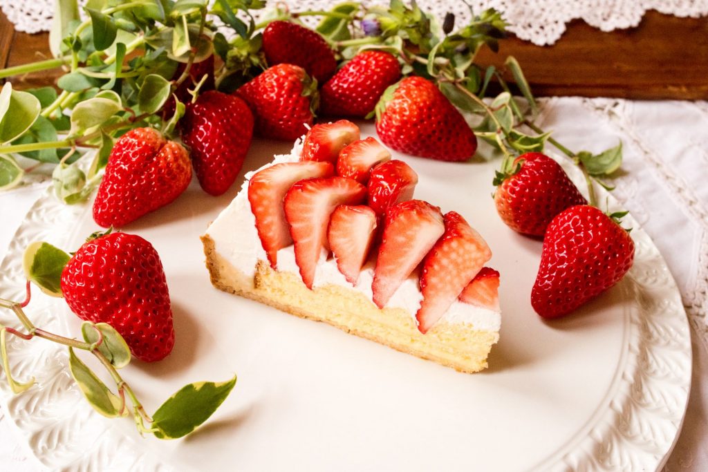 「特選 静岡県産 “紅ほっぺ”のタルト」（piece　1998円、whole　25cm　1万9980円）　販売期間：2025期12月26日（金）～2月15日（日）