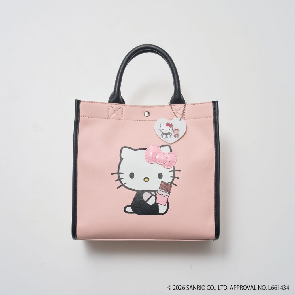 チャーム付きのトートバッグ