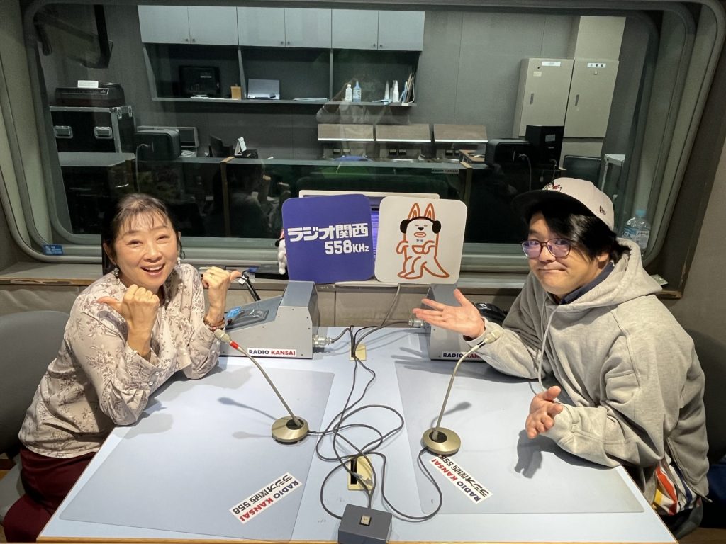 『青春ラジメニア』パーソナリティの南かおり（写真：左）とムサ