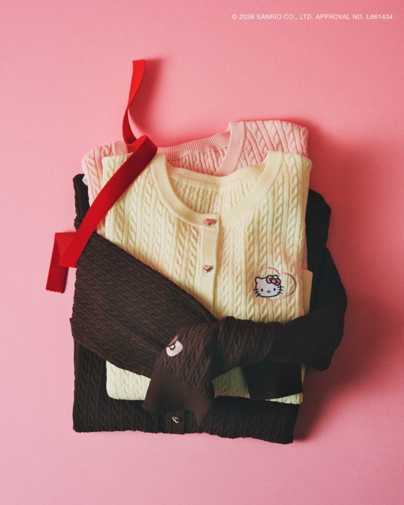 左胸にワッペン、袖口にリボンの刺繍がついたカーディガン