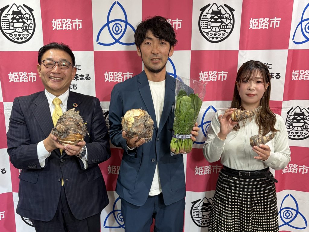 写真中央：株式会社おかもと農園　代表取締役・岡本将司さん　左：パーソナリティの清元秀泰姫路市長　右：ナビゲーターの洲崎春花