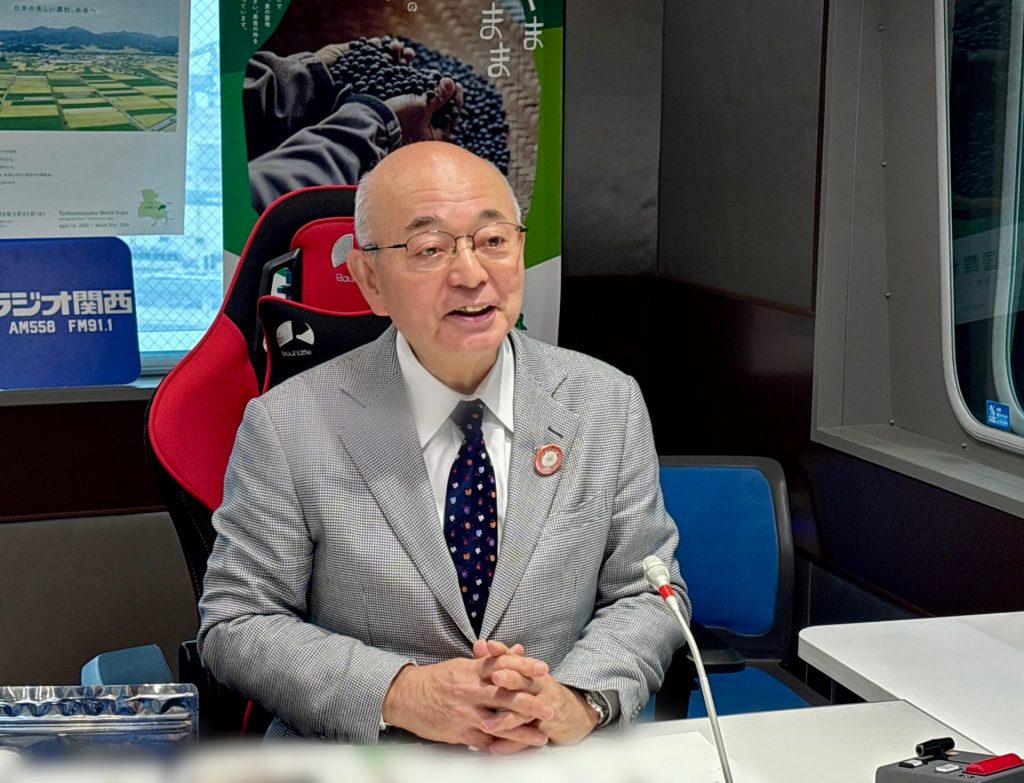 丹波篠山市の魅力や市の政策などについて語る酒井隆明市長（ラジオ関西スタジオにて）