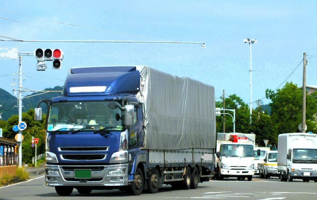 交差点を曲がる車（イメージ）