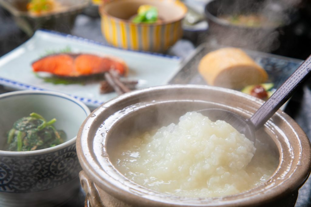 塩田温泉の湯で炊いた「湯壺がゆ」　提供：株式会社上山旅館