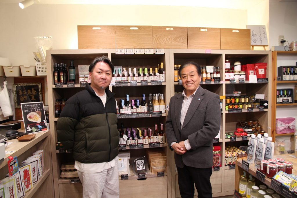 株式会社松鶴（神⼾市須磨区）、代表取締役の藤原弘法さん（写真左）、ラジオ関西パーソナリティの三上公也氏