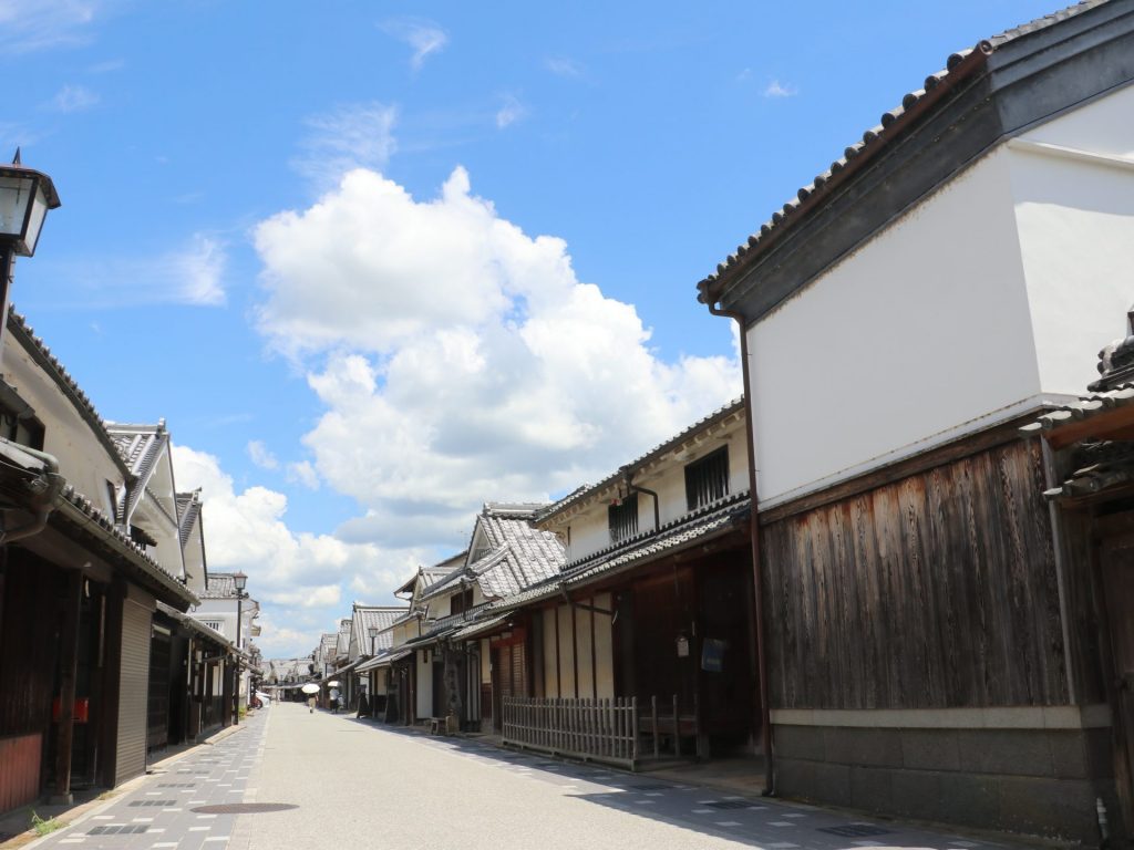 篠山城跡近くの河原町には江戸時代のたたずまいが残っており、電柱をなくして景観を守っている（画像提供：丹波篠山市）