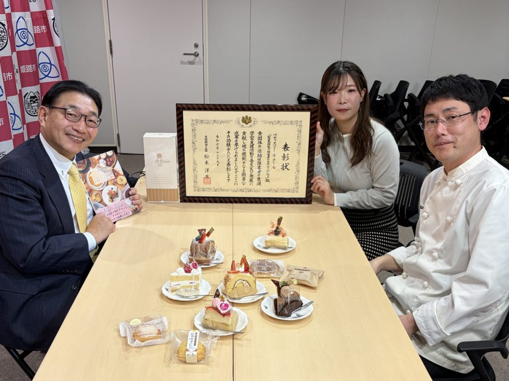写真左：パーソナリティの清元秀泰姫路市長　右：パティスリール・クールのオーナーパティシエ　眞砂大輔さん　右奥：ナビゲーターの洲崎春花