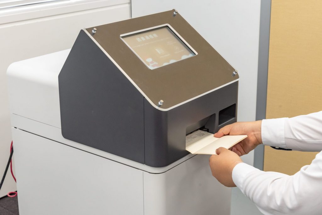 読書通帳機(提供：内田洋行）