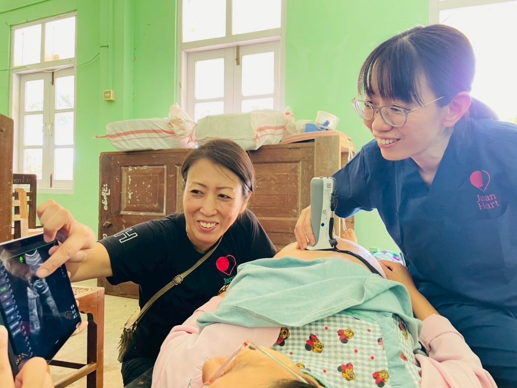 2025年4月15日　巡回診療の様子　(左：河野朋子さん）　画像提供：認定NPO法人ジャパンハート