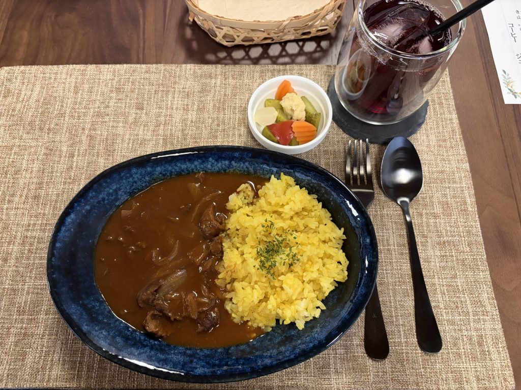 あむせんで提供されている、名物メニュー「但馬牛ハヤシライス」