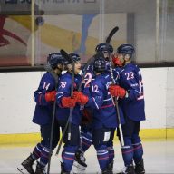 1点を返し喜びに沸くスターズ神戸の選手たち　