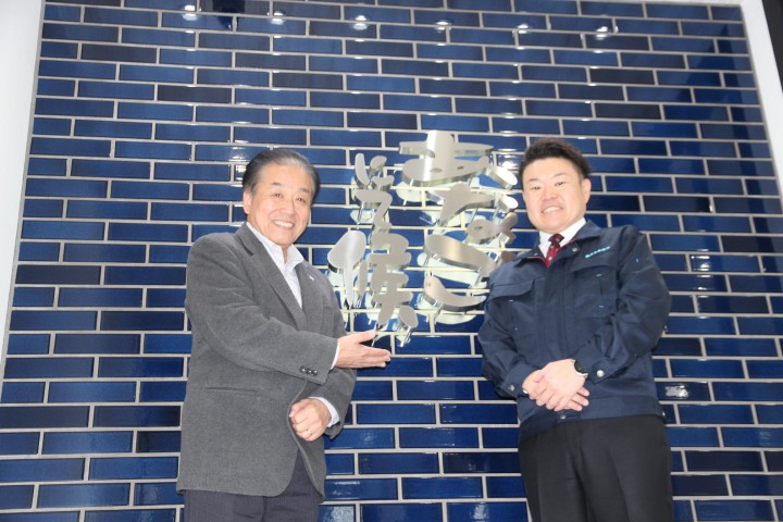 株式会社海昇(神戸市兵庫区)の代表取締役・相田健太さん(写真右)、ラジオ関西パーソナリティの三上公也氏