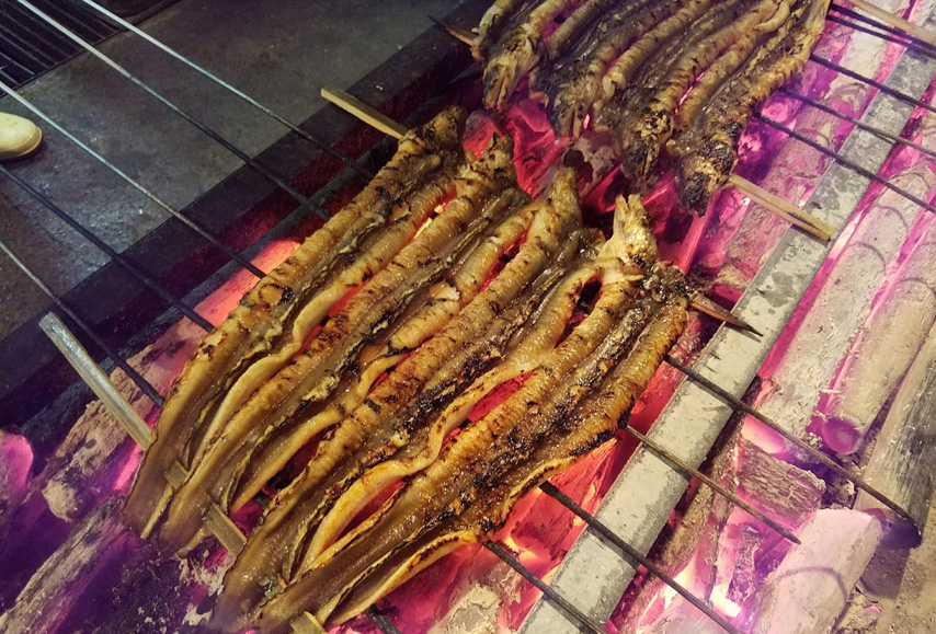 炭火で焼いたアナゴ