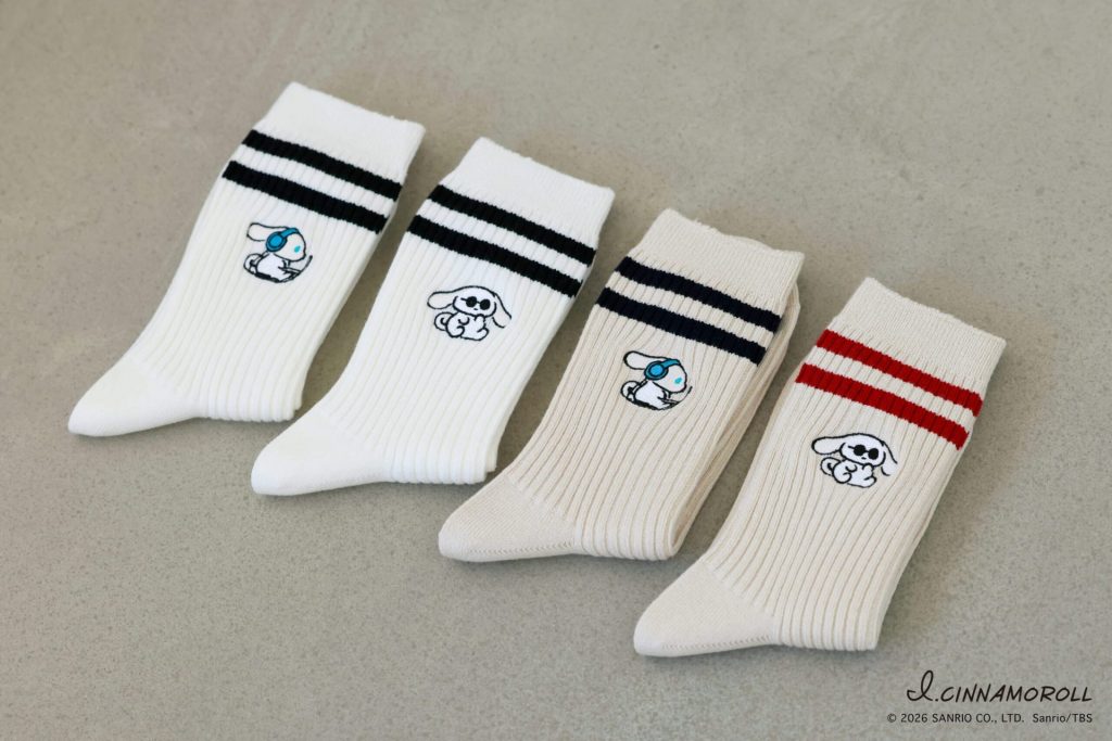 「アイシナモロール 2本ライン刺繍クルー」（1980円）　(C)2026SANRIO CO., LTD.　Sanrio/TBS