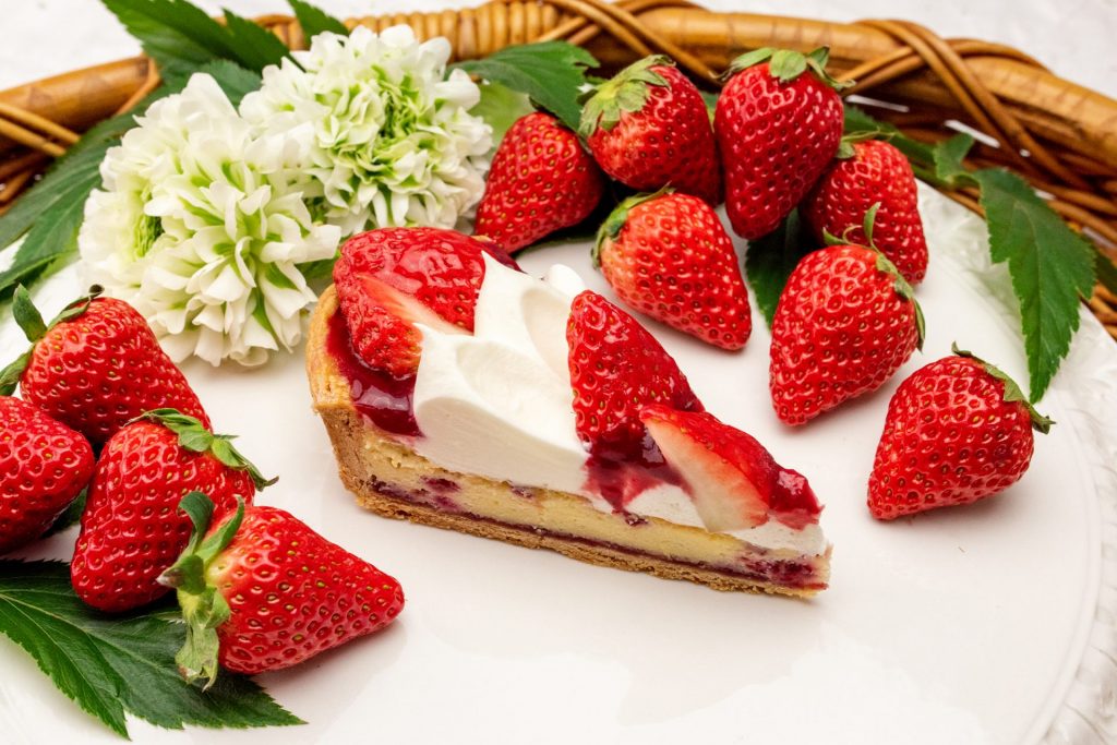 「輪花型 “紅ほっぺ”とホワイトチョコのチーズスフレタルト」（全12店舗　 piece　1090円/ whole　1万908円）