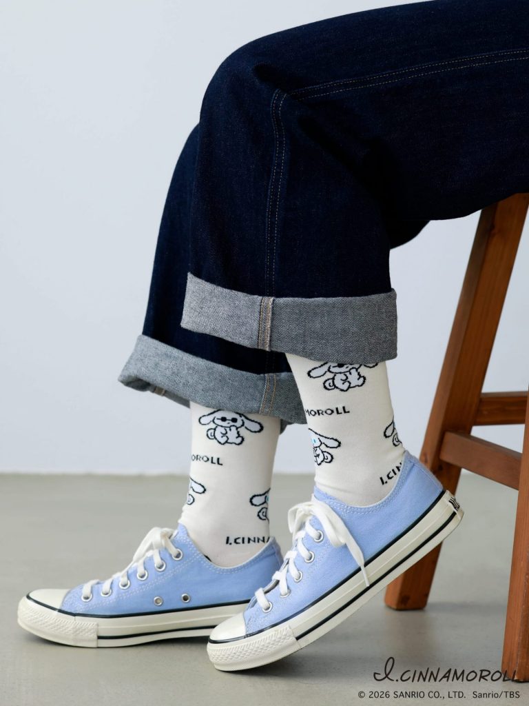 「アイシナモロール 総柄クルー」（1760円）　(C)2026SANRIO CO., LTD.　Sanrio/TBS