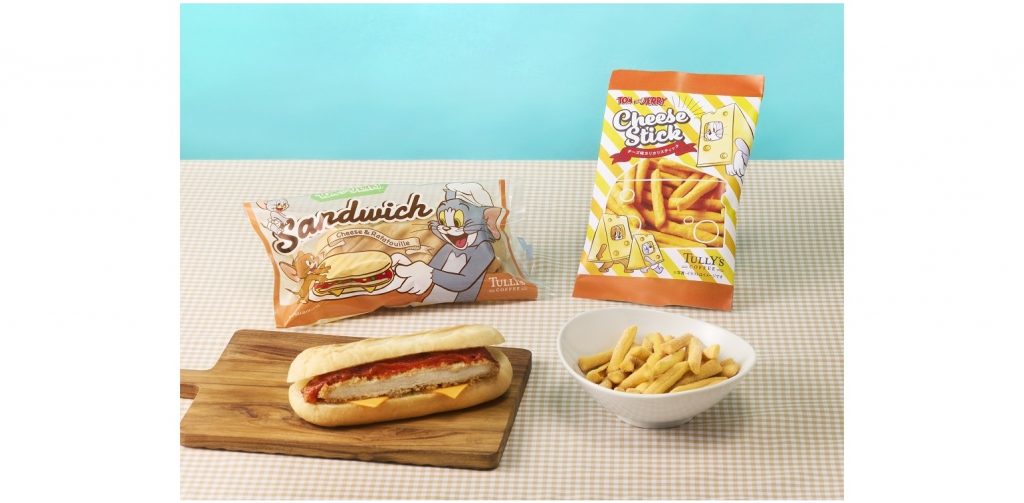 「トムとジェリー パニーニ風カツサンド ～チーズ＆ラタトゥイユ～」（495円）、「トムとジェリー チーズ味カリカリスティック」（320円）　TOM AND JERRY and all related characters and elements (C) & Turner Entertainment Co. (s26)
