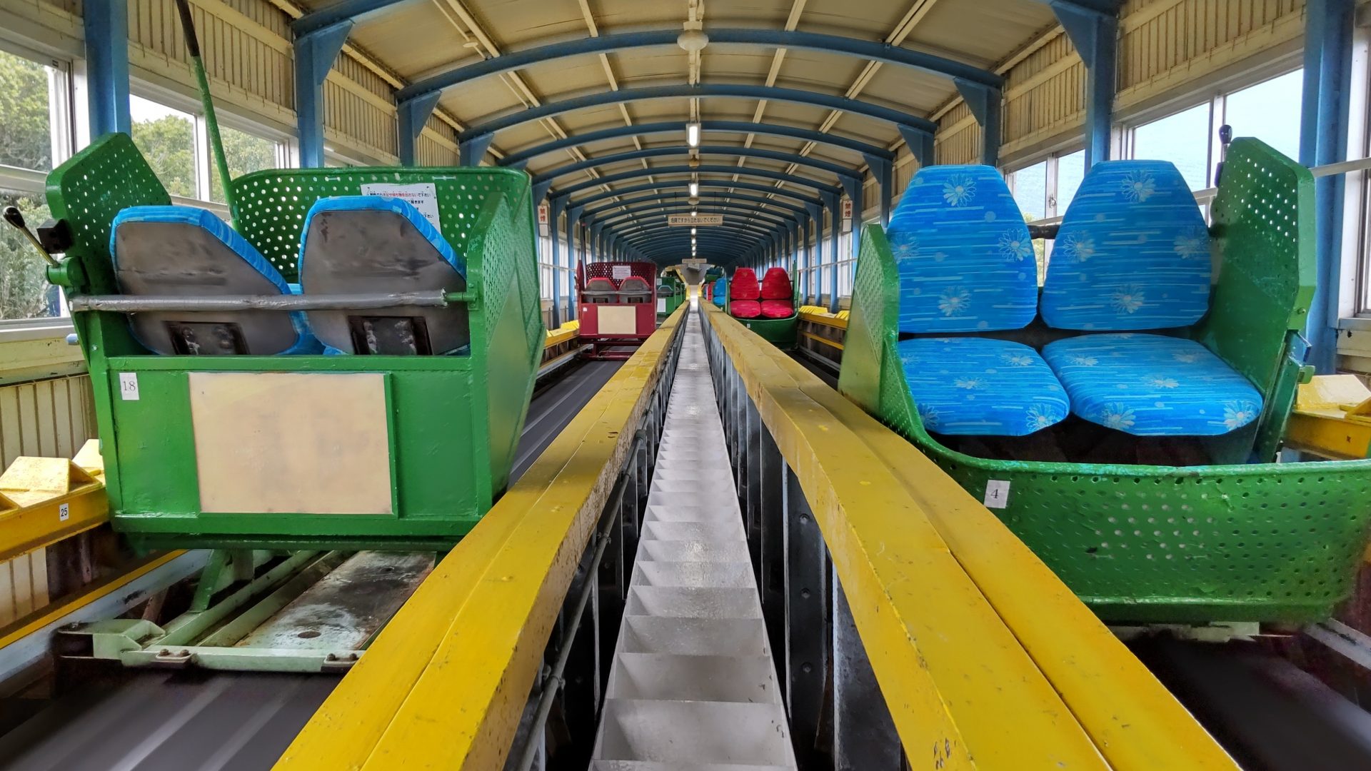 全国唯一・ゴトゴト揺れる昭和レトロ 須磨浦山上遊園の「カーレーター