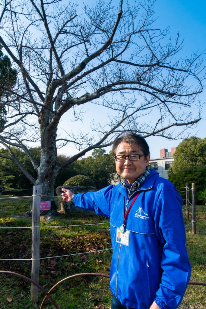 ガイドを行う山本利久さん　（提供：ぶらり子午線観光ガイド連絡会）