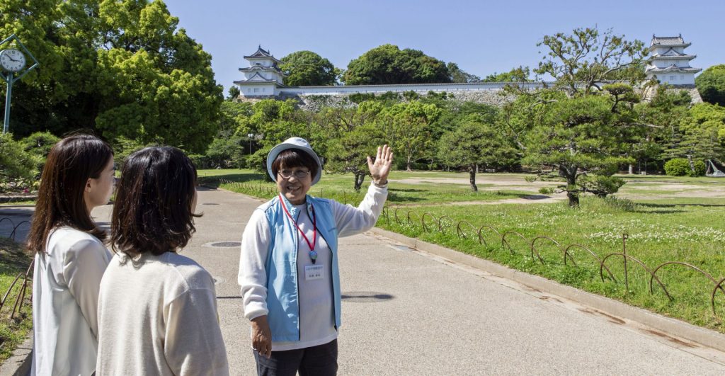 明石城ガイドの様子　　（提供：ぶらり子午線観光ガイド連絡会）
