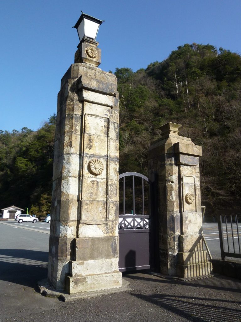 生野銀山 菊の紋は官営の証 提供：日本遺産「銀の馬車道・鉱石の道」推進協議会