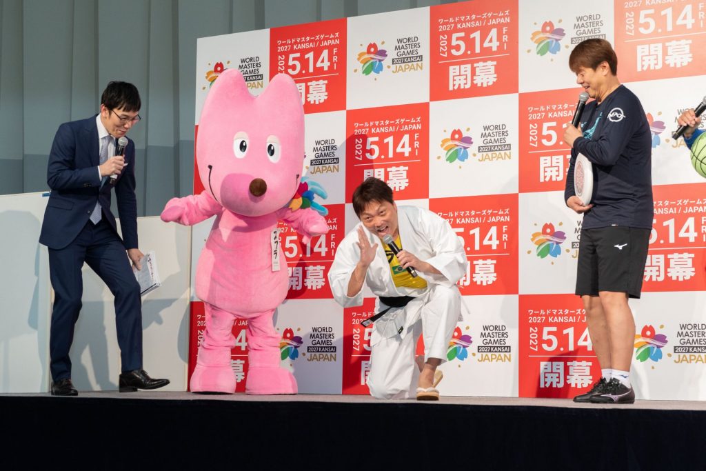 中央:サバンナ・八木真澄さん (c)WMG2027