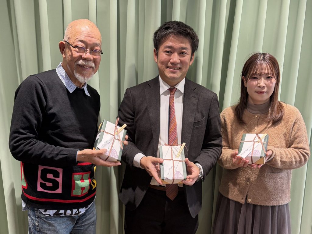 （左から）パーソナリティの谷五郎、まねき食品株式会社・代表取締役社長の竹田典高さん、アシスタントの洲崎春花