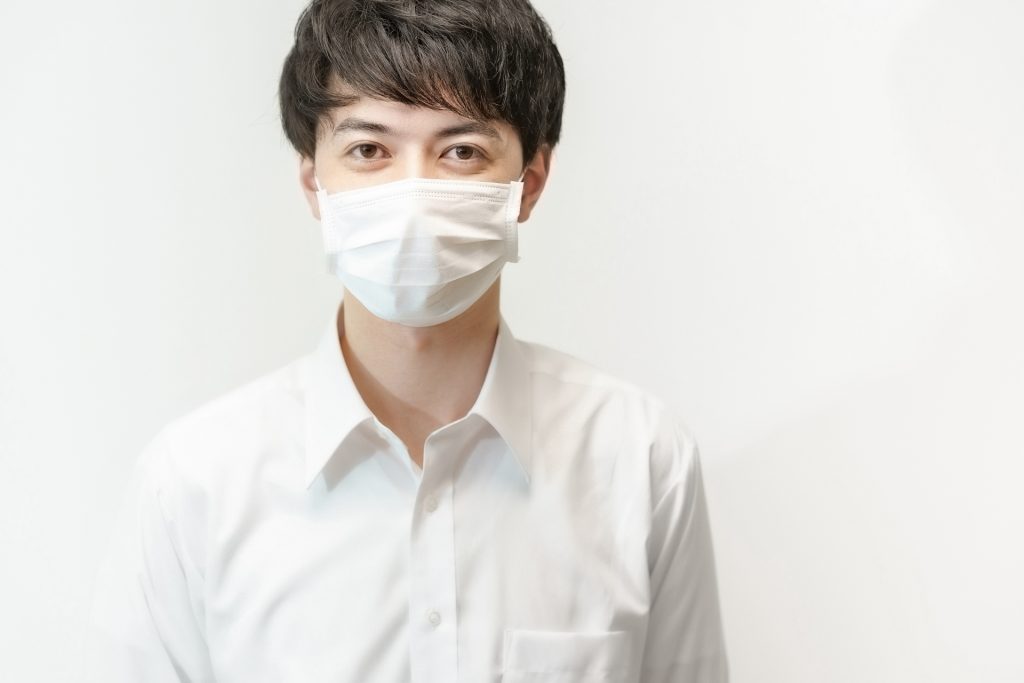 マスクをつけた男性（イメージ）