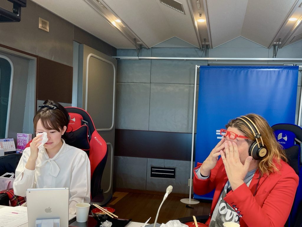 号泣する阪田マリンとクマガイタツロウ