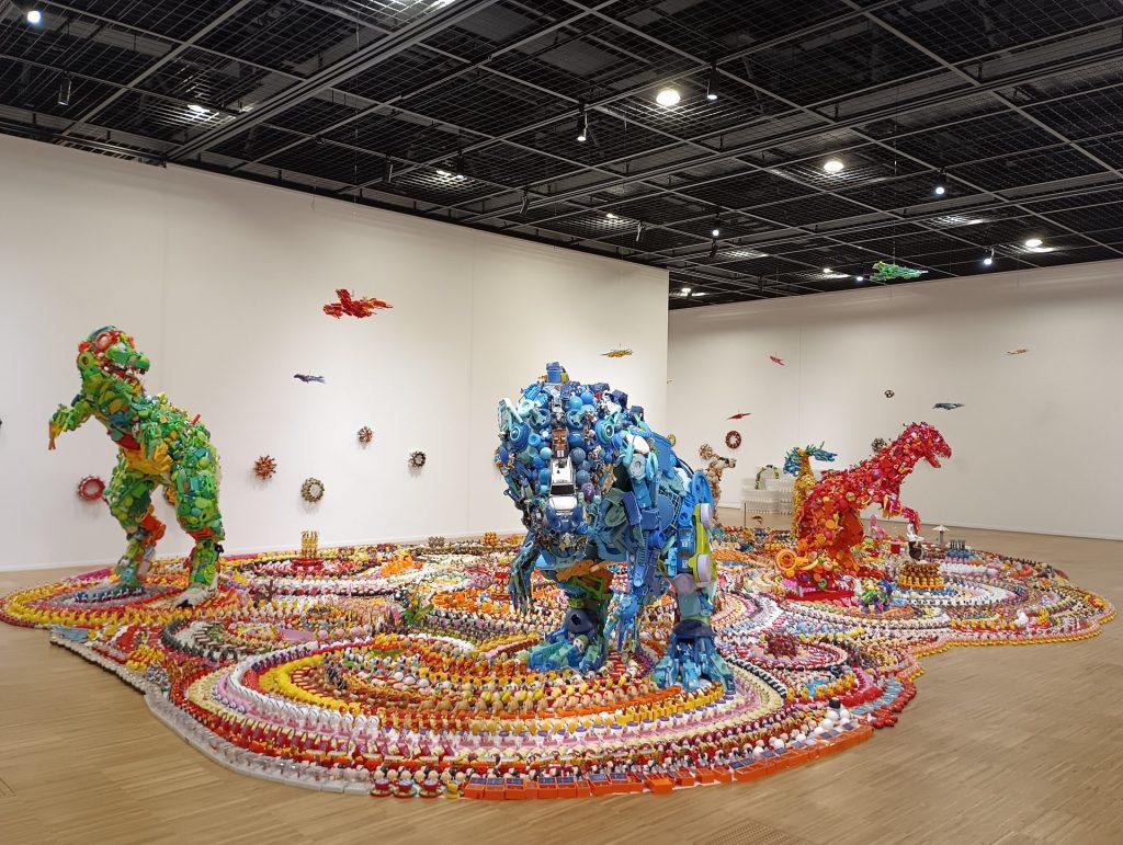展示風景 第2室 「Toys Saurus Land」藤浩志氏の立体作品が並ぶ