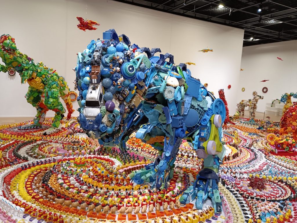 藤浩志『トイザウルス・中之島』素材はいらなくなったおもちゃ