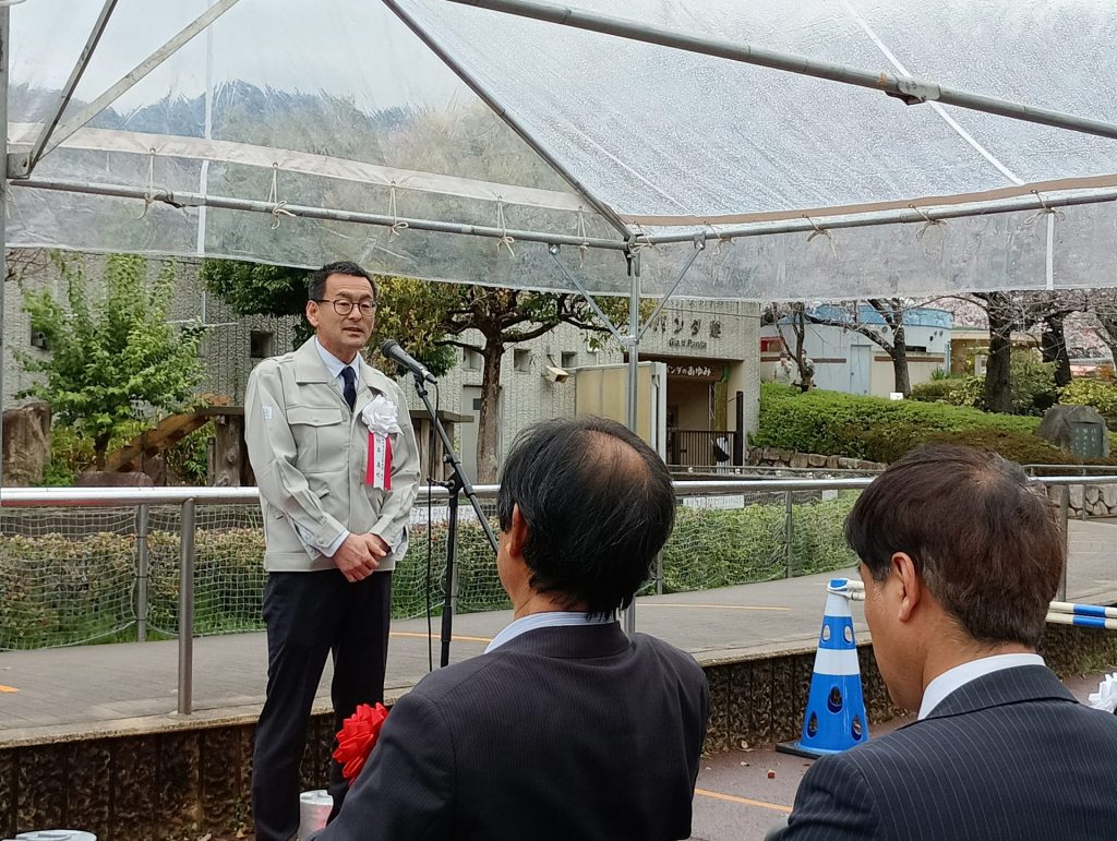 式典であいさつする　神戸市立王子動物園　竹本真也園長