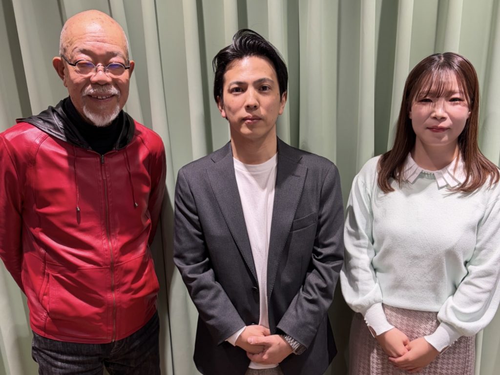 (左から)パーソナリティの谷五郎、株式会社尾上製作所・代表取締役の名城嗣明さん、アシスタントの洲崎春花