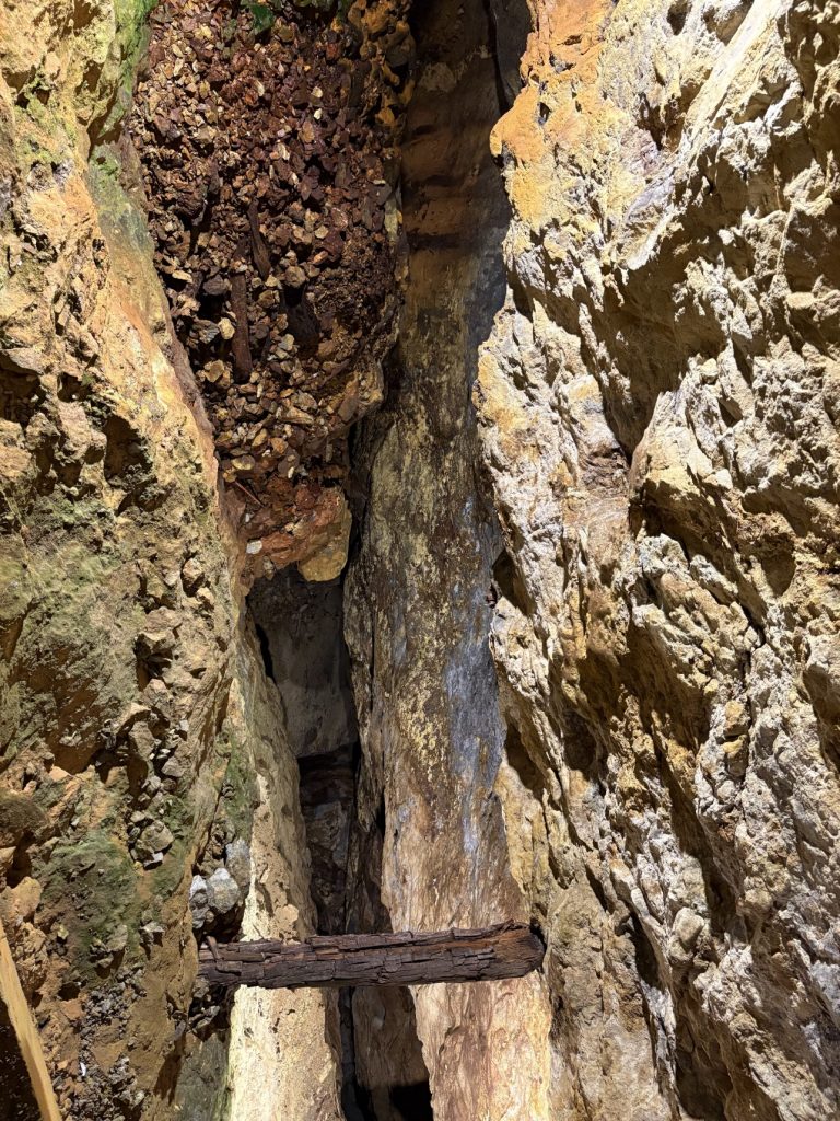 坑道で見ることのできる採掘の跡　提供：日本遺産「銀の馬車道・鉱石の道」推進協議会