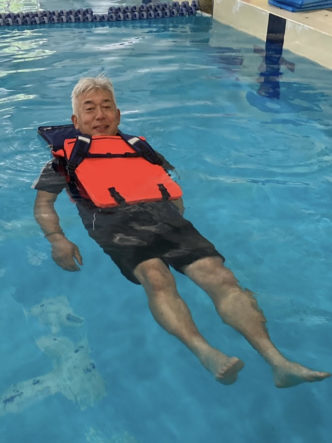 浮力実験をする細川さん