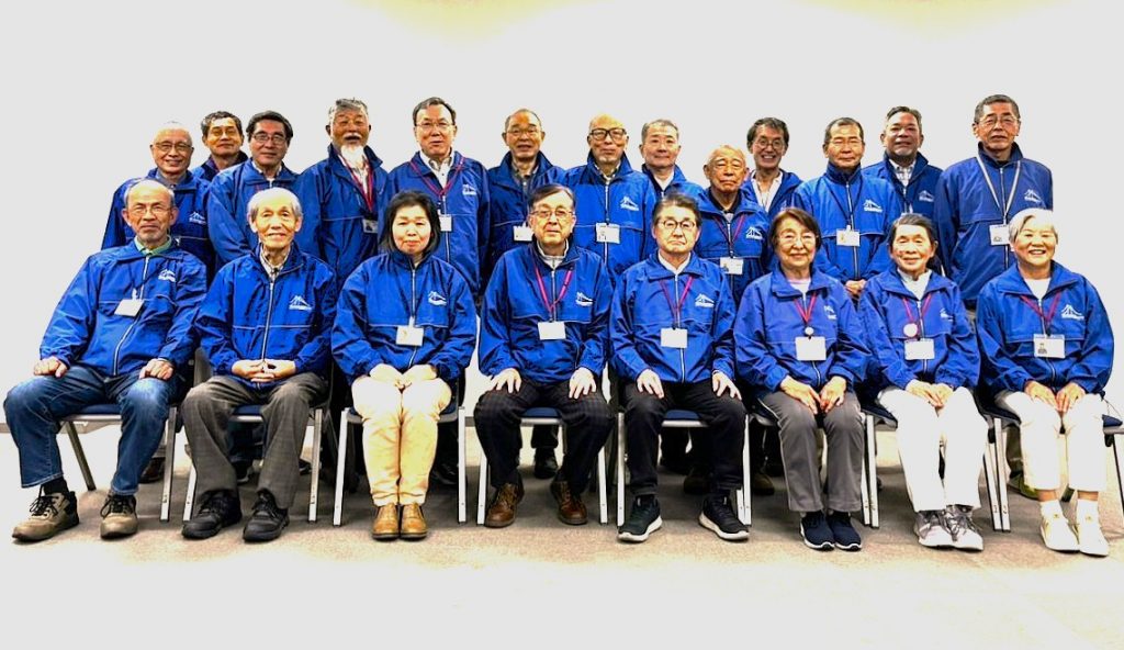 現在のガイド集合写真　　（提供：ぶらり子午線観光ガイド連絡会）